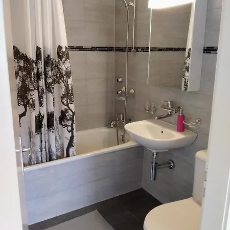 Daire Studio, 4-7 Mins To Main Station By Train
