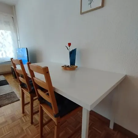 Studio, 4-7 Mins To Main Station By Train Daire
